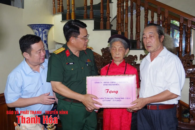 Chỉ huy trưởng Bộ CHQS tỉnh thăm, tặng quà các thương binh và gia đình chính sách