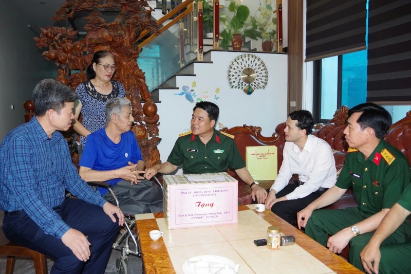 Chỉ huy trưởng Bộ CHQS tỉnh thăm, tặng quà các thương binh và gia đình chính sách