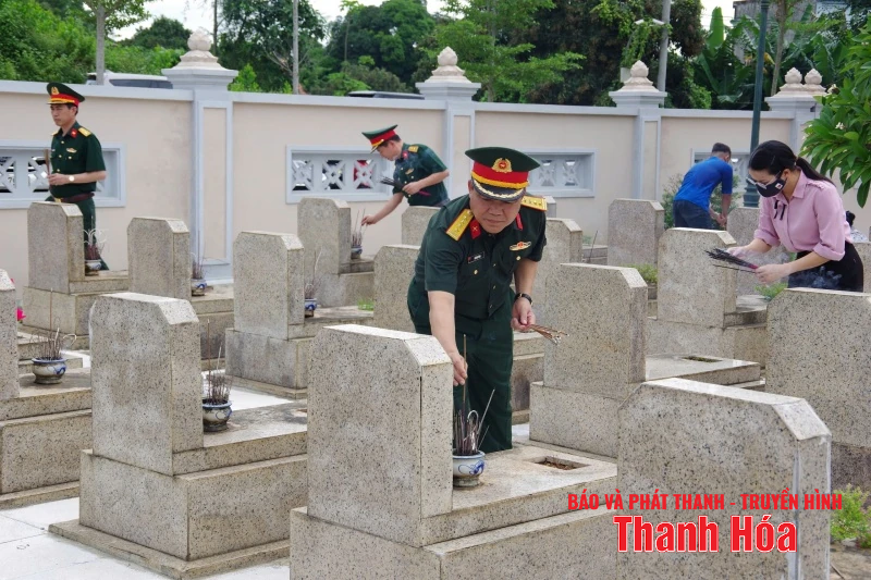 Chỉ huy trưởng Bộ CHQS tỉnh thăm, tặng quà các thương binh và gia đình chính sách