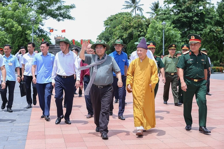 Thủ tướng thăm Mẹ Việt Nam đăng ký m88 hùng, dâng hương tại Thành cổ Quảng Trị và Nghĩa trang Đường 9