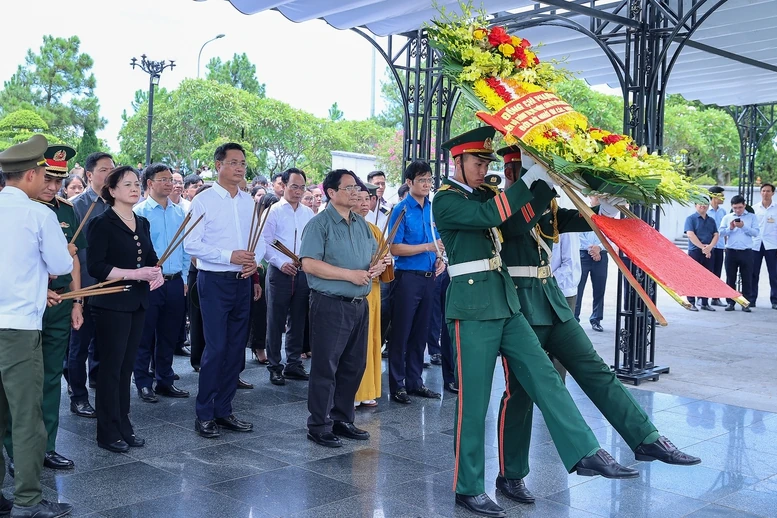 Thủ tướng thăm Mẹ Việt Nam đăng ký m88 hùng, dâng hương tại Thành cổ Quảng Trị và Nghĩa trang Đường 9