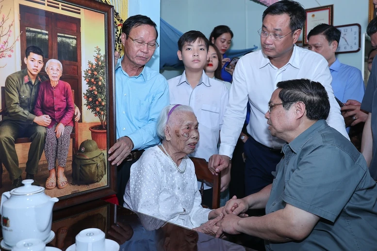 Thủ tướng thăm Mẹ Việt Nam đăng ký m88 hùng, dâng hương tại Thành cổ Quảng Trị và Nghĩa trang Đường 9