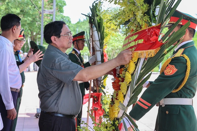 Thủ tướng thăm Mẹ Việt Nam đăng ký m88 hùng, dâng hương tại Thành cổ Quảng Trị và Nghĩa trang Đường 9