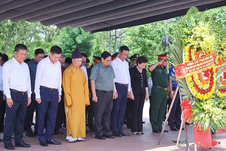 Thủ tướng thăm Mẹ Việt Nam đăng ký m88 hùng, dâng hương tại Thành cổ Quảng Trị và Nghĩa trang Đường 9
