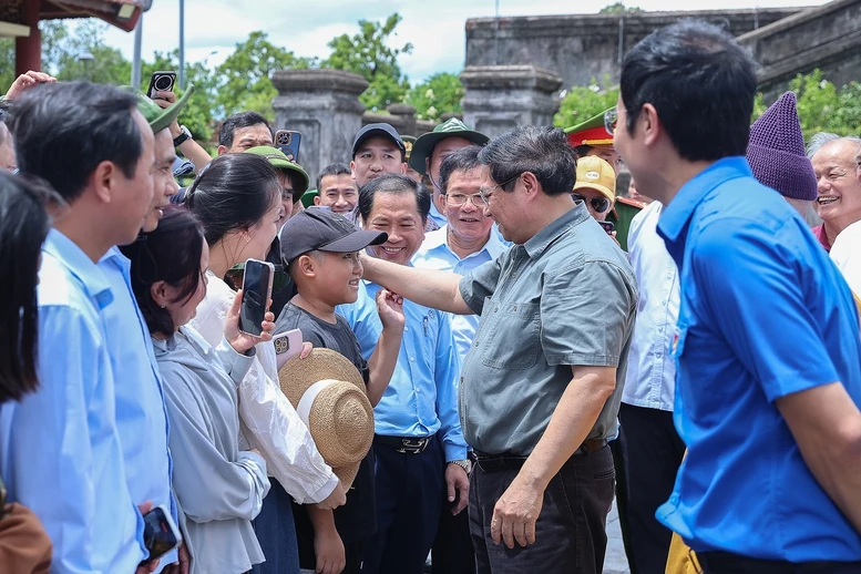 Thủ tướng thăm Mẹ Việt Nam đăng ký m88 hùng, dâng hương tại Thành cổ Quảng Trị và Nghĩa trang Đường 9