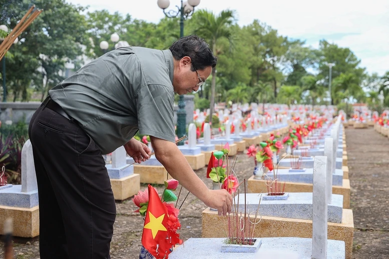 Thủ tướng thăm Mẹ Việt Nam đăng ký m88 hùng, dâng hương tại Thành cổ Quảng Trị và Nghĩa trang Đường 9