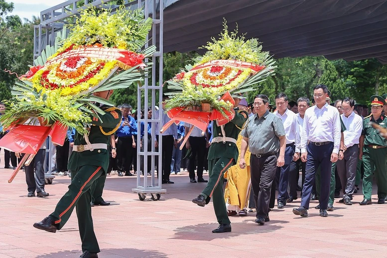 Thủ tướng thăm Mẹ Việt Nam đăng ký m88 hùng, dâng hương tại Thành cổ Quảng Trị và Nghĩa trang Đường 9
