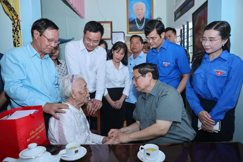 Thủ tướng thăm Mẹ Việt Nam đăng ký m88 hùng, dâng hương tại Thành cổ Quảng Trị và Nghĩa trang Đường 9