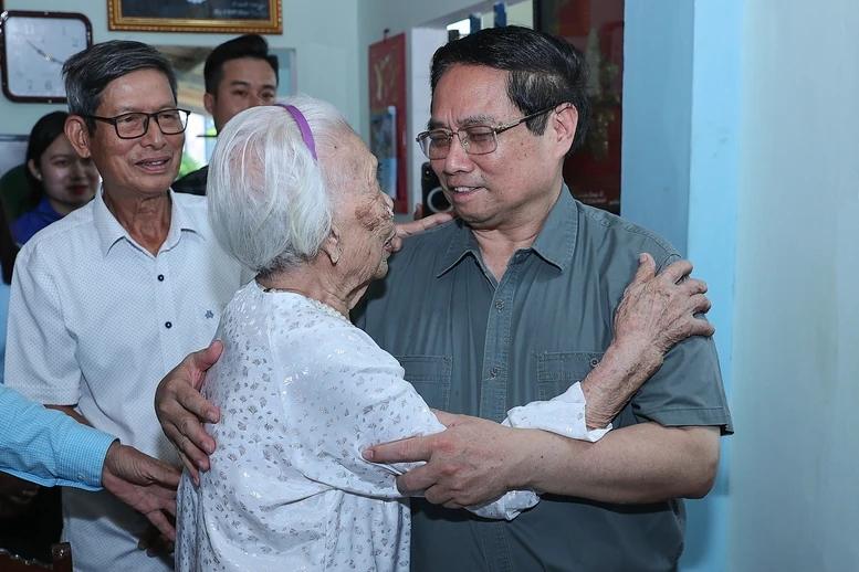 Thủ tướng thăm Mẹ Việt Nam đăng ký m88 hùng, dâng hương tại Thành cổ Quảng Trị và Nghĩa trang Đường 9