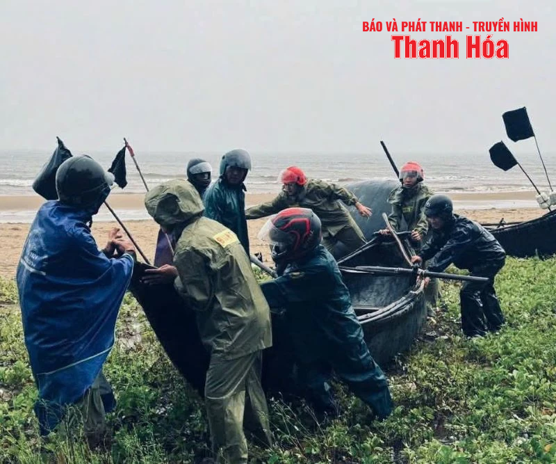 Thanh niên xung kích hỗ trợ người dân phòng chống bão số 3