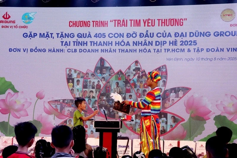 Chương trình Trái tim yêu thương trao quà cho 405 trẻ mồ côi khó khăn tại Thanh Hoá