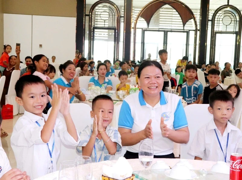 Chương trình Trái tim yêu thương trao quà cho 405 trẻ mồ côi khó khăn tại Thanh Hoá