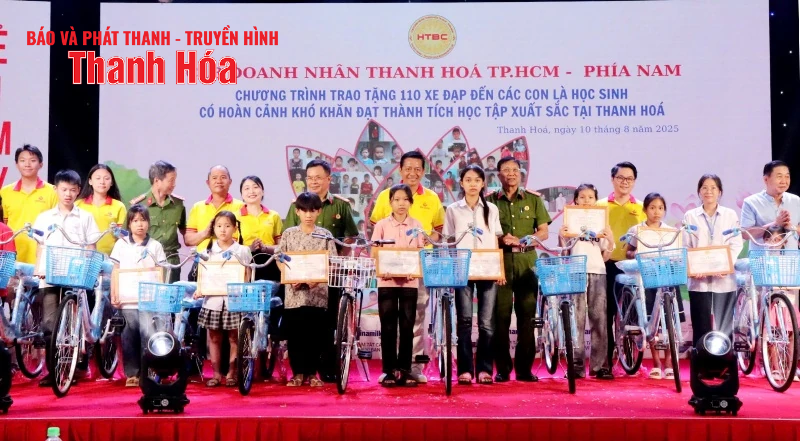 Chương trình Trái tim yêu thương trao quà cho 405 trẻ mồ côi khó khăn tại Thanh Hoá