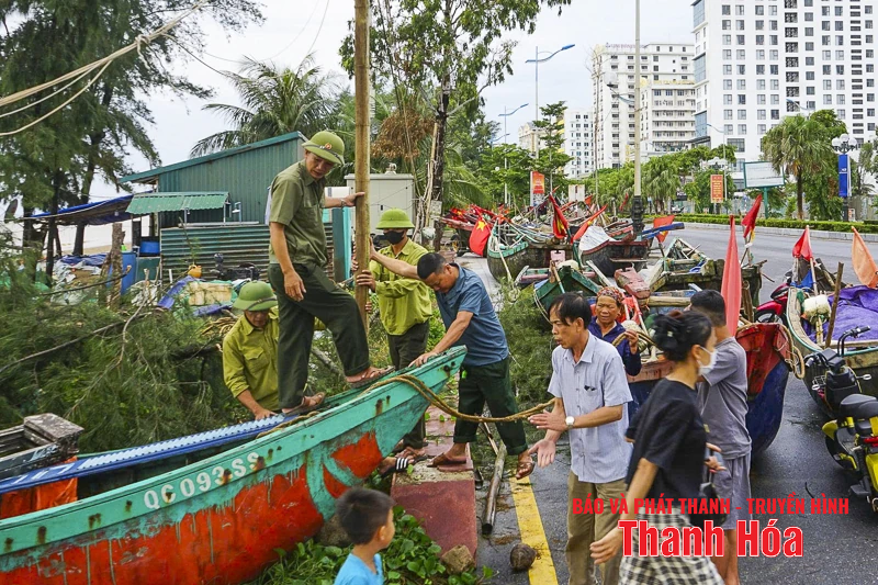 Ngư dân Thanh Hóa khẩn trương “chạy bão” số 5