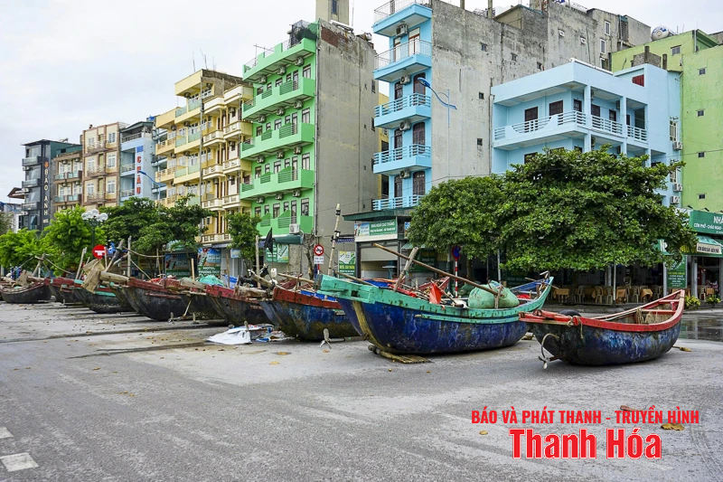 Ngư dân Thanh Hóa khẩn trương “chạy bão” số 5