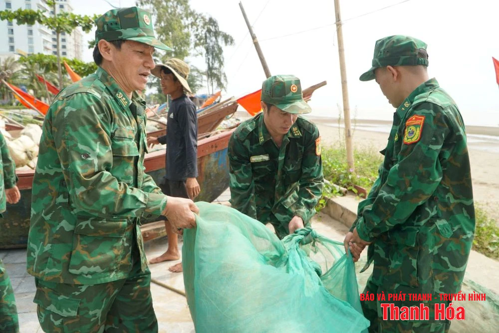 Ngư dân Thanh Hóa khẩn trương “chạy bão” số 5