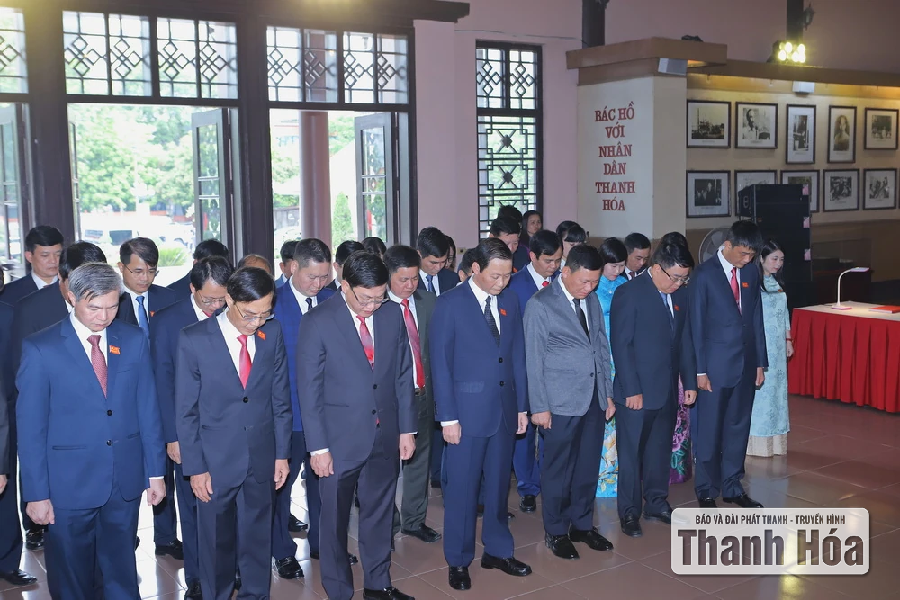 Đoàn đại biểu Đại hội Đảng bộ UBND tỉnh Thanh Hóa lần thứ I dâng hoa, dâng hương Chủ tịch Hồ Chí Minh