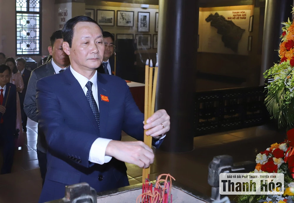 Đoàn đại biểu Đại hội Đảng bộ UBND tỉnh Thanh Hóa lần thứ I dâng hoa, dâng hương Chủ tịch Hồ Chí Minh