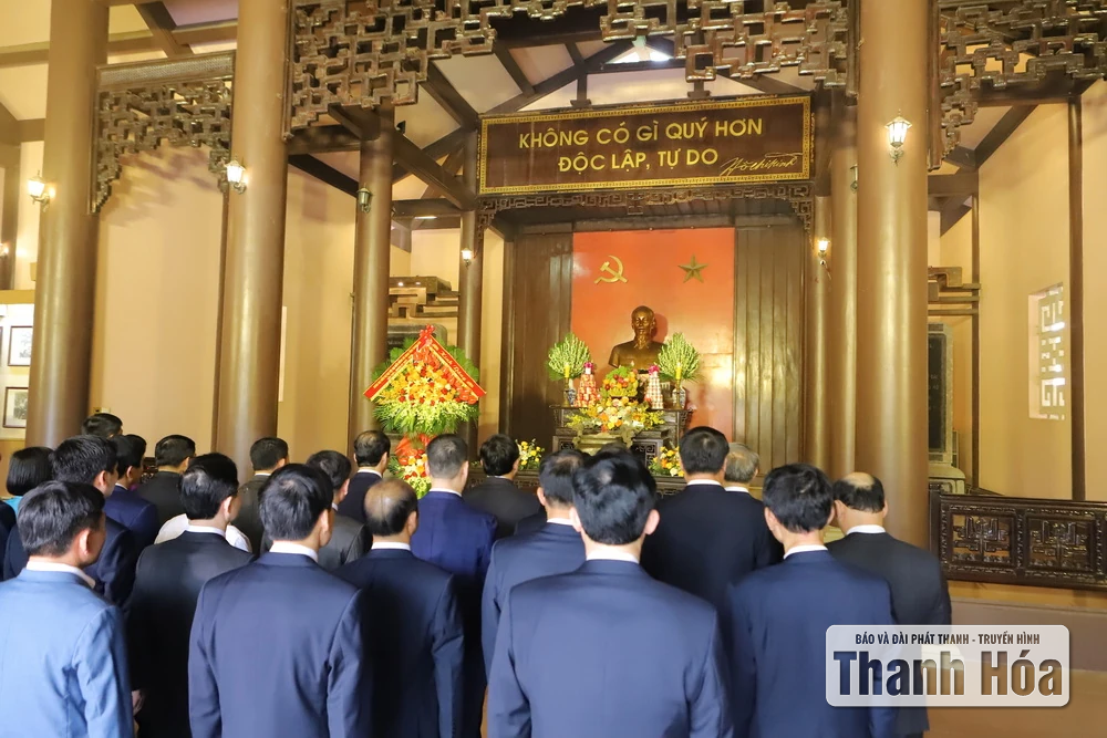 Đoàn đại biểu Đại hội Đảng bộ UBND tỉnh Thanh Hóa lần thứ I dâng hoa, dâng hương Chủ tịch Hồ Chí Minh