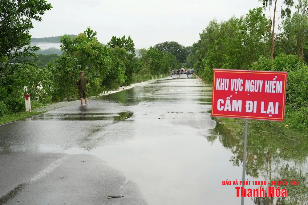 Quốc lộ 217 đoạn qua xã Vĩnh Lộc bị ngập sâu, lực lượng chức năng túc trực 24/24 giờ