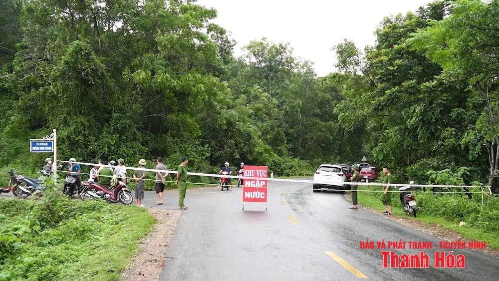 Quốc lộ 217 đoạn qua xã Vĩnh Lộc bị ngập sâu, lực lượng chức năng túc trực 24/24 giờ