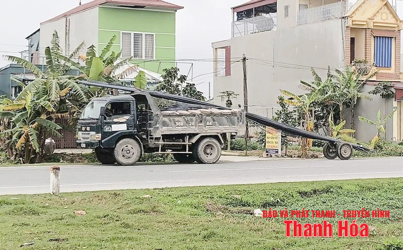 Tiềm ẩn nguy cơ mất an toàn từ những phương tiện chở sắt thép vượt quá quy định