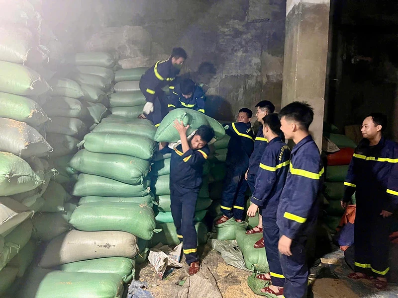 Lực lượng Công an Thanh Hóa “xuyên đêm” hỗ trợ hộ đê và sơ tán dân đến khu vực an toàn