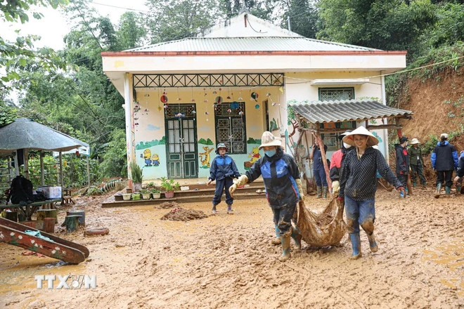 Thủ tướng: Không để học sinh thiếu trường, người dân thiếu nơi chữa bệnh do thiên tai