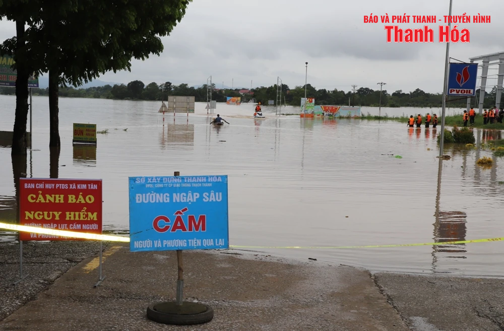 Bí thư Tỉnh ủy Nguyễn Doãn Anh kiểm tra, chỉ đạo công tác khắc phục hậu quả ngập lụt tại xã Kim Tân