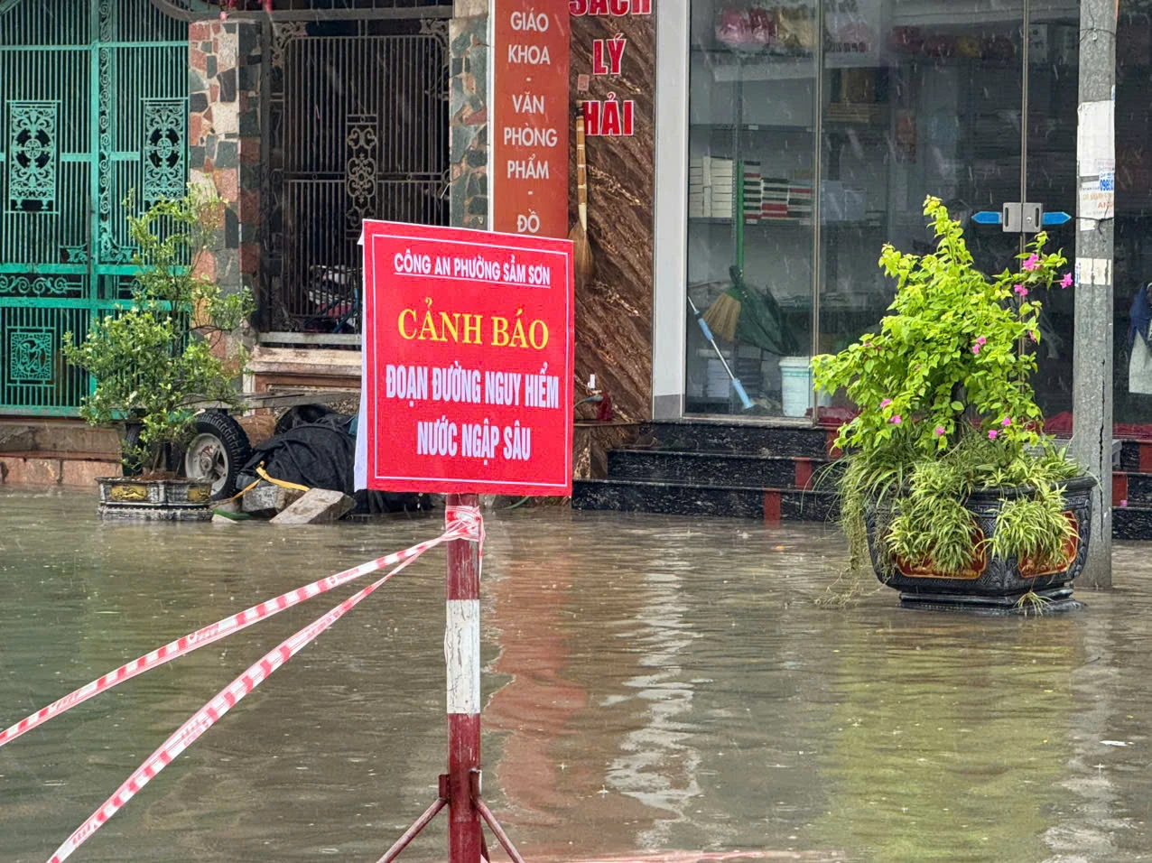Công an phường Sầm Sơn cắm biển, phân luồng cảnh báo các khu vực ngập lụt