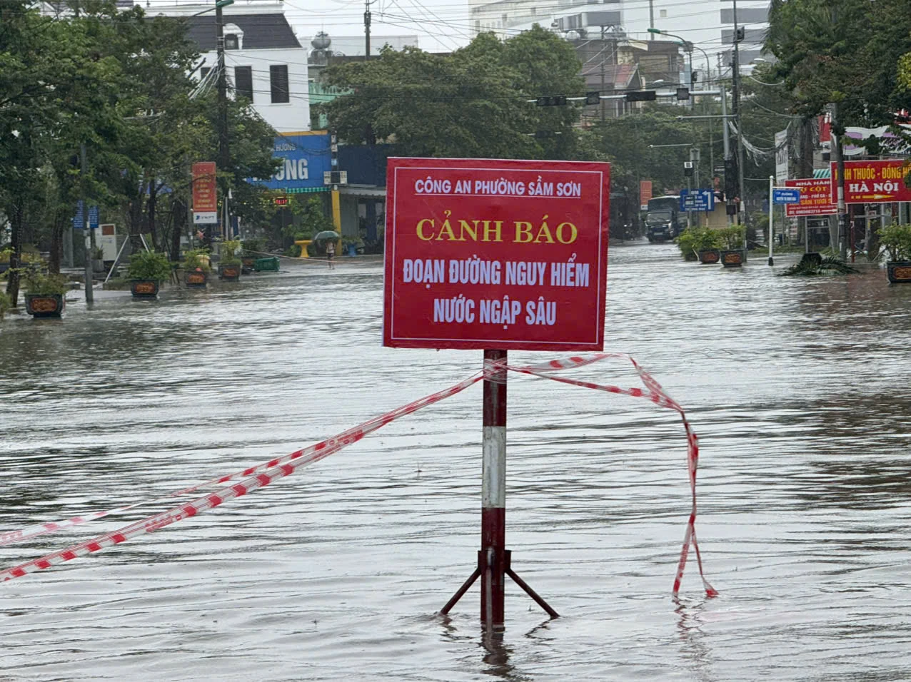 Công an phường Sầm Sơn cắm biển, phân luồng cảnh báo các khu vực ngập lụt