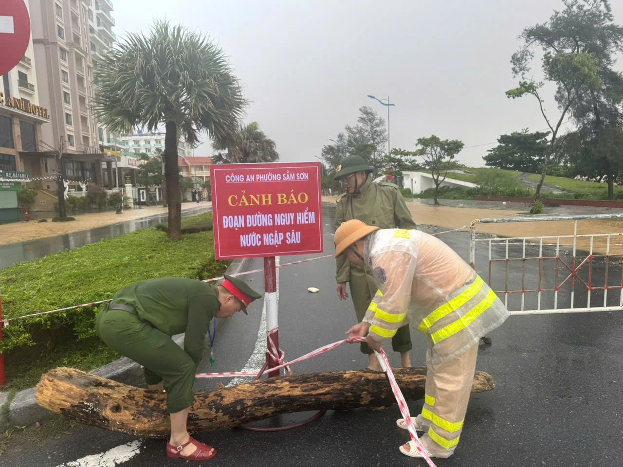 Công an phường Sầm Sơn cắm biển, phân luồng cảnh báo các khu vực ngập lụt