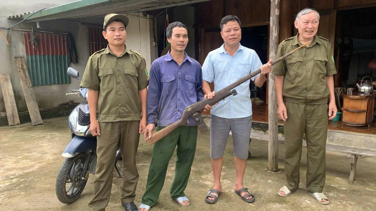 Công an xã Thanh Quân tuyên truyền, vận động người dân giao nộp vũ khí tự chế