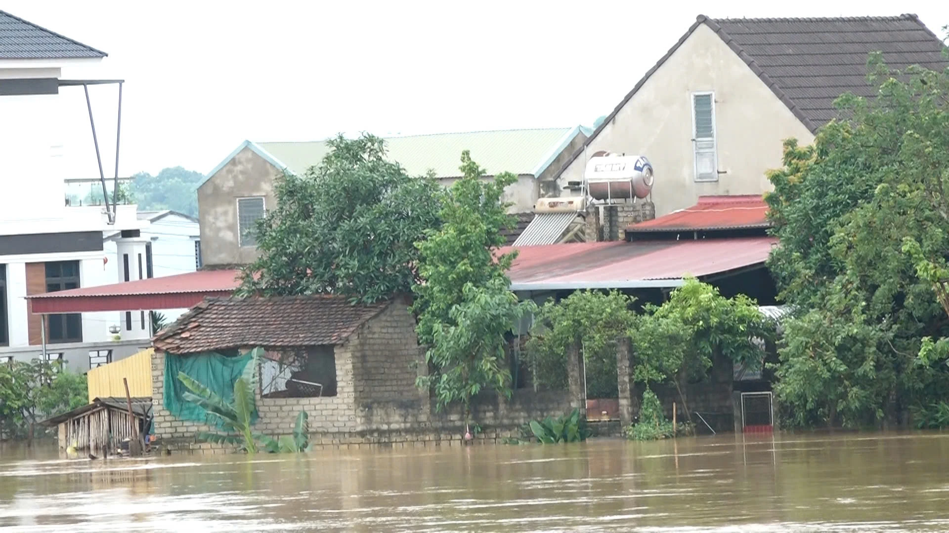 Lũ trên sông Bưởi trên mức báo động III, cô lập nhiều thôn trên địa bàn xã Kim Tân