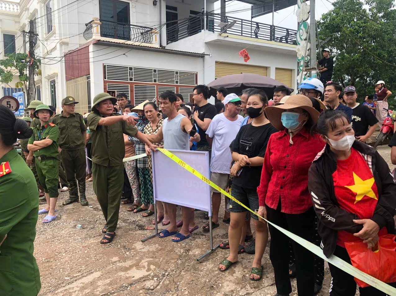 Lũ trên sông Bưởi trên mức báo động III, cô lập nhiều thôn trên địa bàn xã Kim Tân