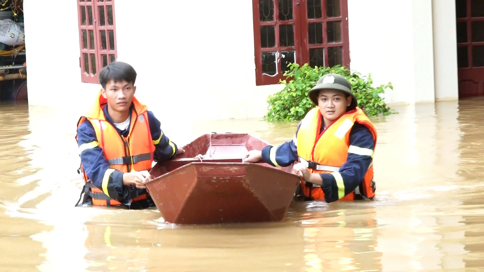 Lũ trên sông Bưởi trên mức báo động III, cô lập nhiều thôn trên địa bàn xã Kim Tân