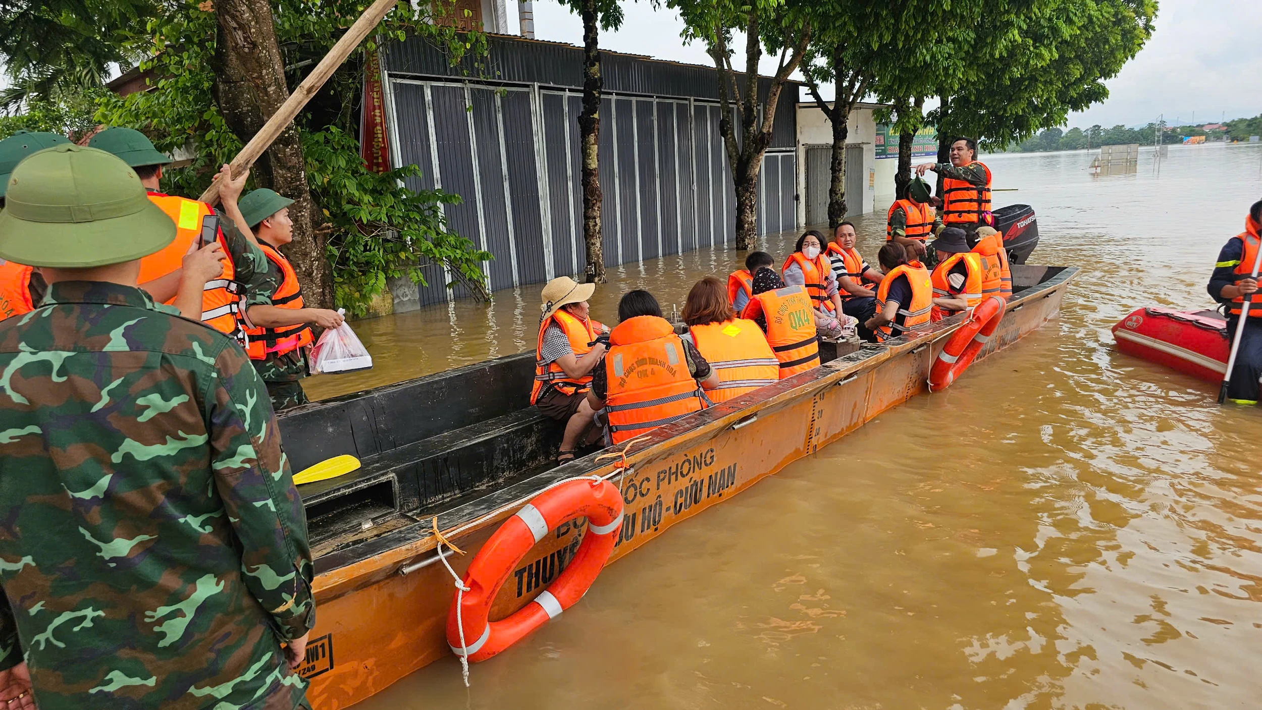 Lũ trên sông Bưởi trên mức báo động III, cô lập nhiều thôn trên địa bàn xã Kim Tân