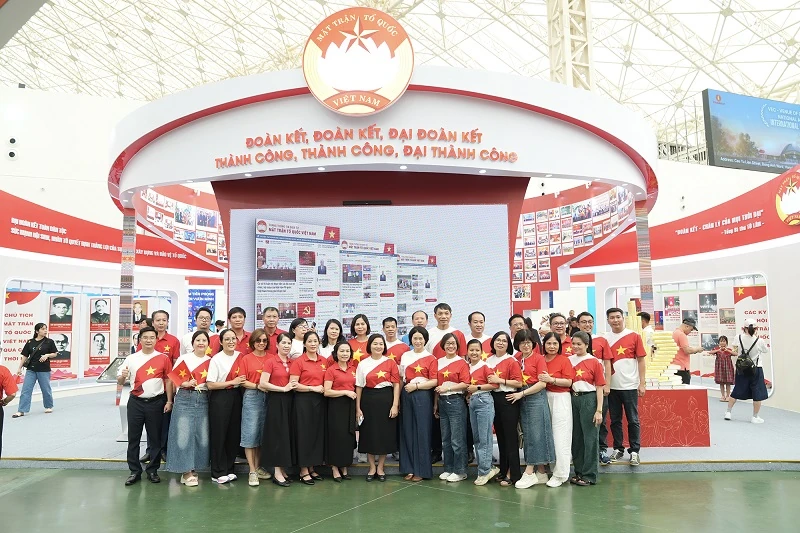 Trung tâm Triển lãm Việt Nam được “nhuộm đỏ” bởi triệu trái tim yêu nước