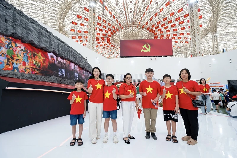 Trung tâm Triển lãm Việt Nam được “nhuộm đỏ” bởi triệu trái tim yêu nước