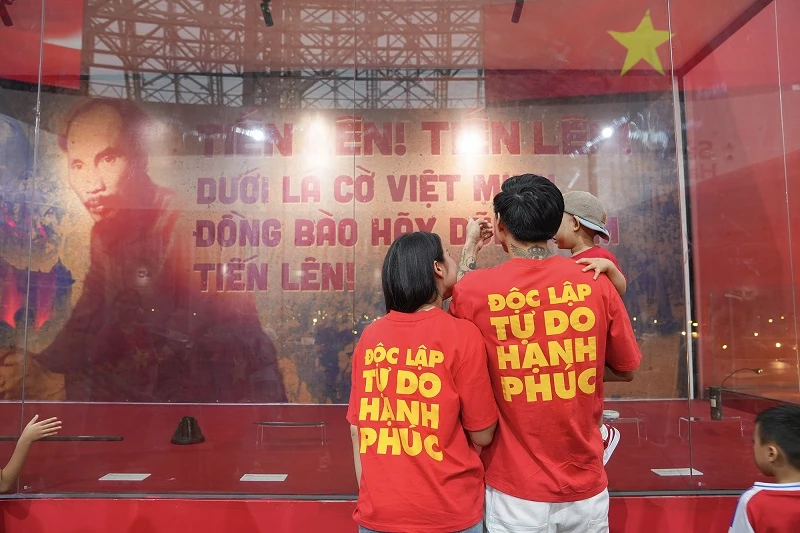 Trung tâm Triển lãm Việt Nam được “nhuộm đỏ” bởi triệu trái tim yêu nước