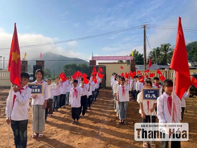 Tiếng trống khai trường giữa tâm lũ Yên Nhân