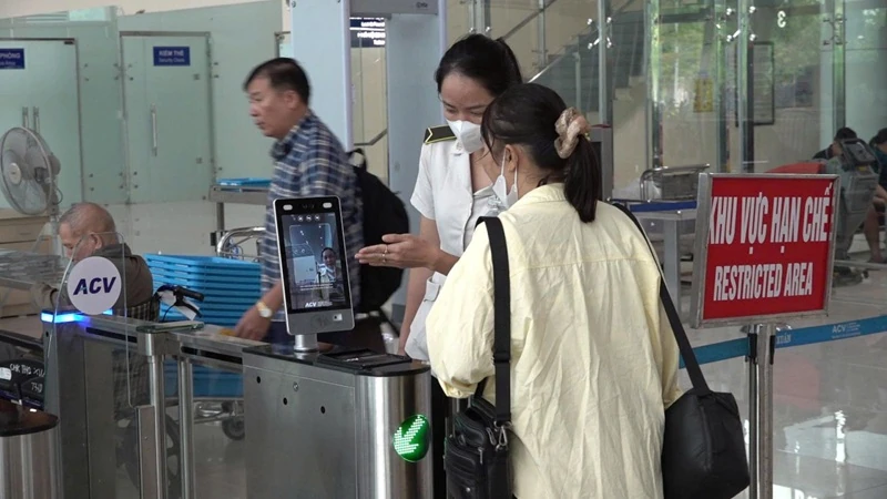 Nhiều tiện ích từ sinh trắc học VNeID tại Cảng hàng không Thọ Xuân