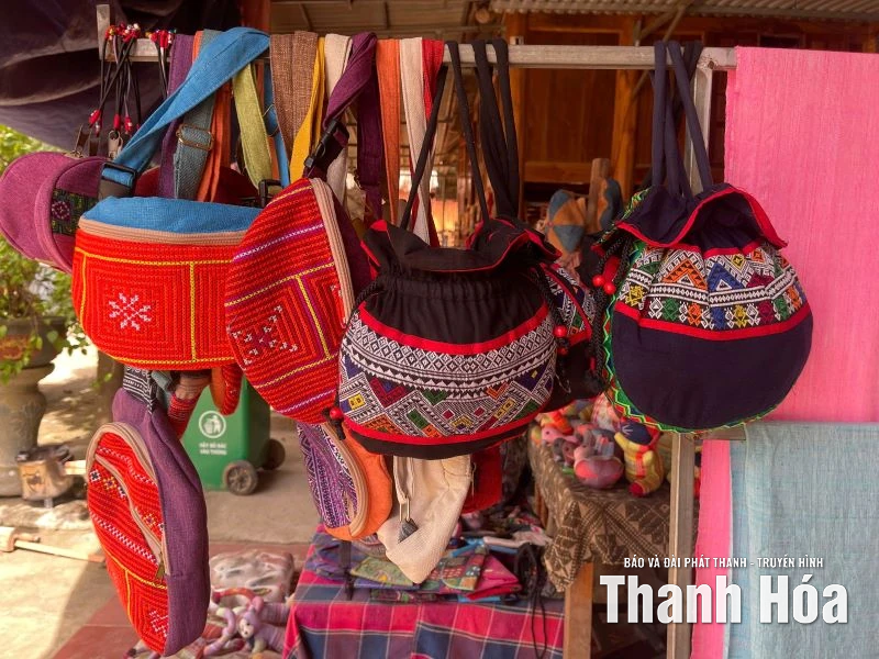 Sắc màu thổ cẩm trên mảnh đất Pù Luông