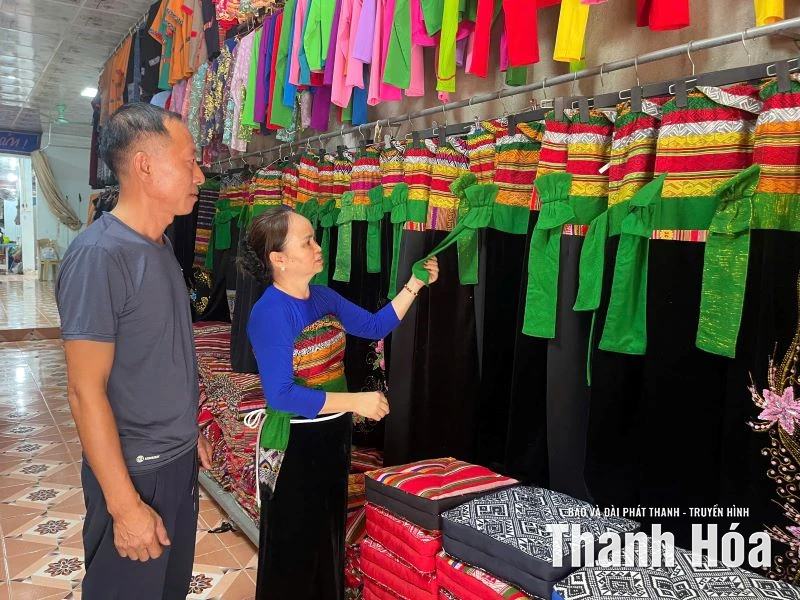 Sắc màu thổ cẩm trên mảnh đất Pù Luông