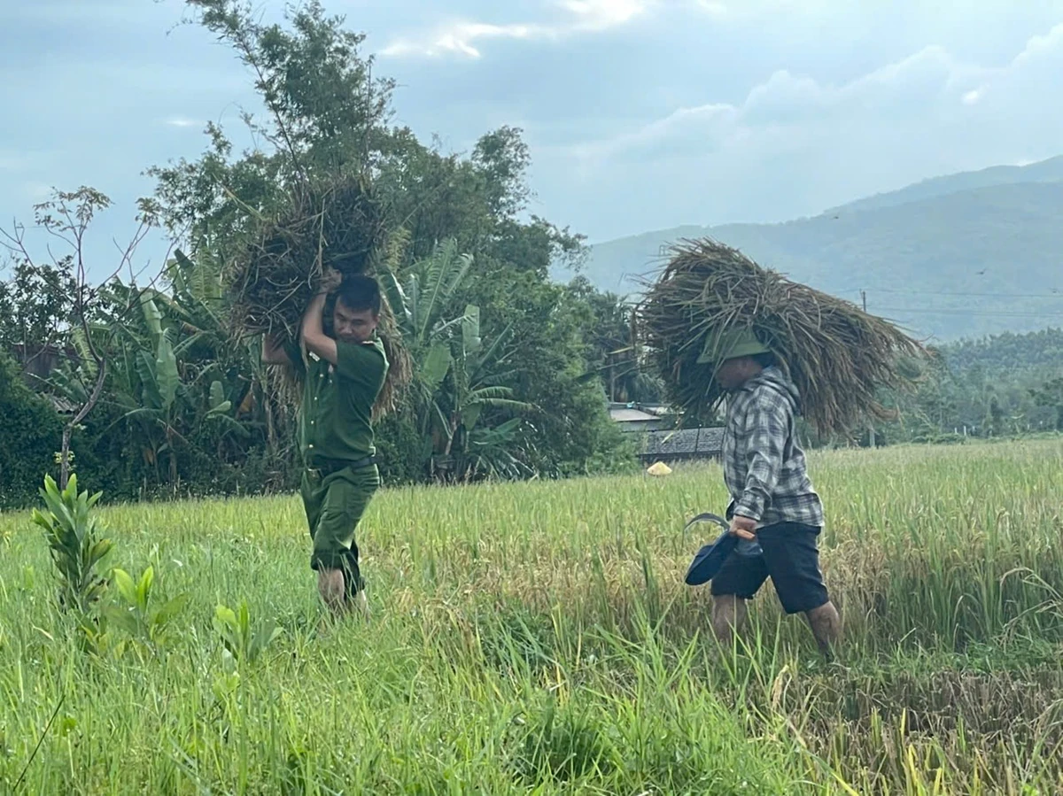 Công an Thanh Hoá hỗ trợ di dời người dân, tài sản đến nơi an toàn