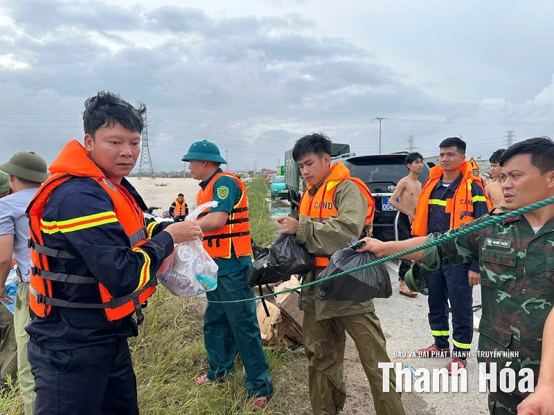 Lực lượng vũ trang hỗ trợ khẩn cấp người dân vùng ngập lụt xã Nông Cống