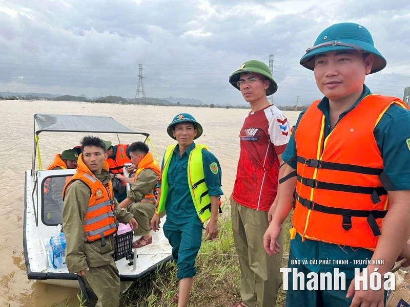 Lực lượng vũ trang hỗ trợ khẩn cấp người dân vùng ngập lụt xã Nông Cống