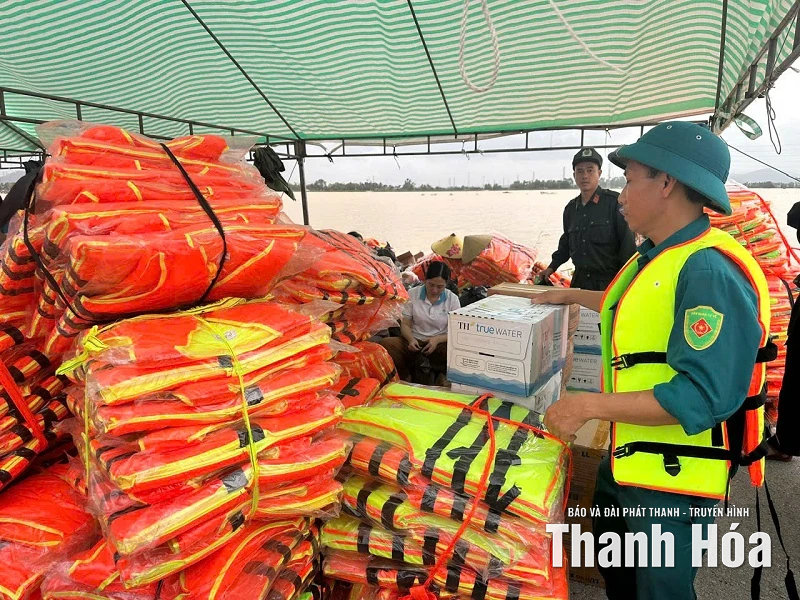 Lực lượng vũ trang hỗ trợ khẩn cấp người dân vùng ngập lụt xã Nông Cống