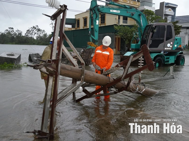 Khẩn trương khắc phục sự cố, sớm cấp điện trở lại cho khách hàng