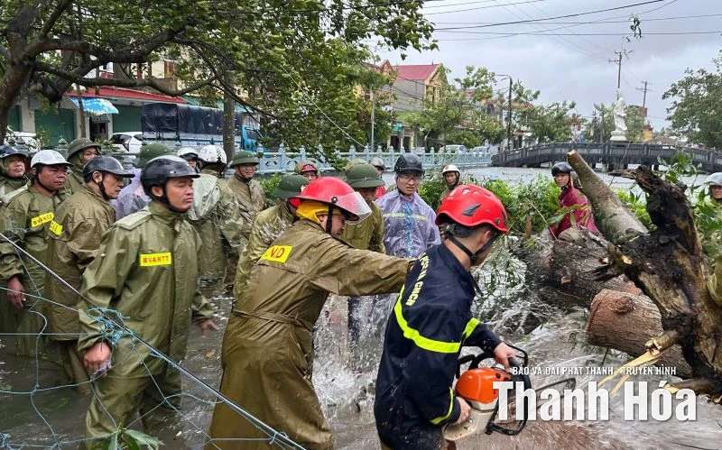 Căng mình ứng phó, khắc phục hậu quả bão số 10